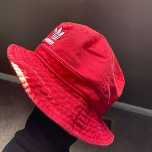 Adidas bucket hat🔴